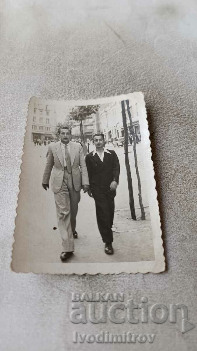 Снимка София Двама мъже на площад Славейков
