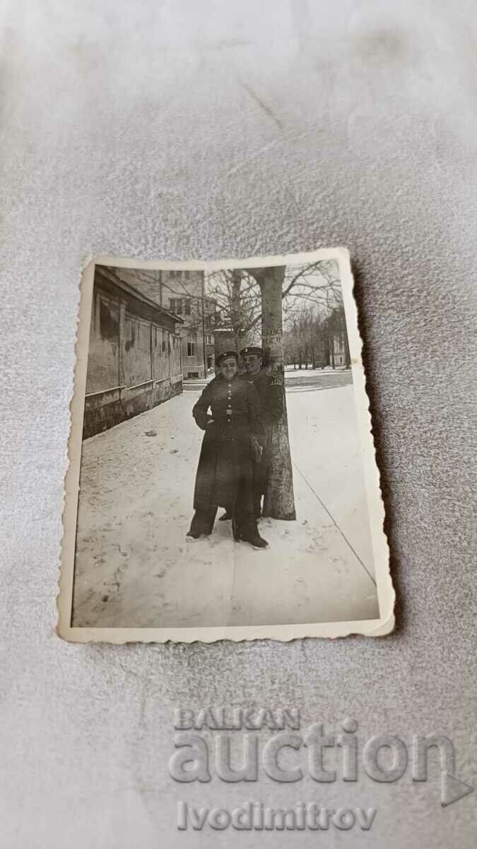 Снимка София Двама войници на тротоара през зимата