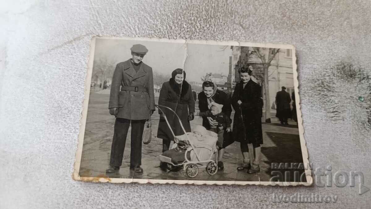 Ska Sofia Man τρεις γυναίκες και δύο μωρά με ένα ρετρό καροτσάκι