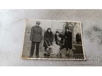 Ska Sofia Man τρεις γυναίκες και δύο μωρά με ένα ρετρό καροτσάκι