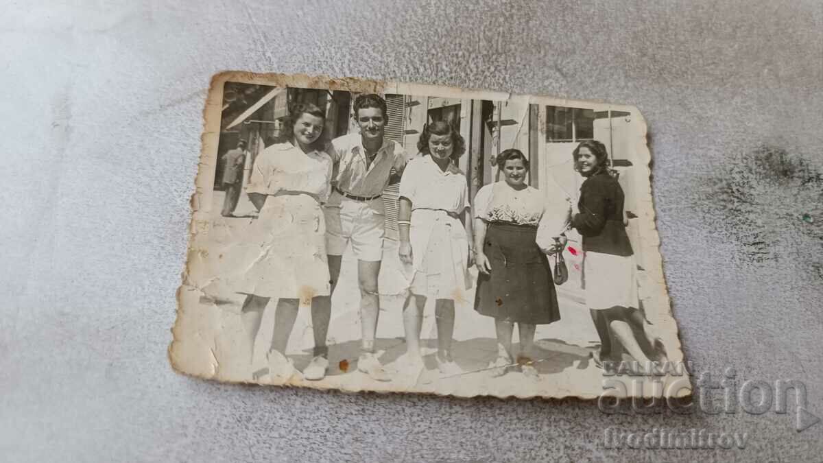 Снимка София Младеж и четири млади момичета на улицата