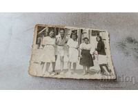 Φωτογραφία Σοφία Μλάντεζ και τέσσερα νεαρά κορίτσια στο δρόμο