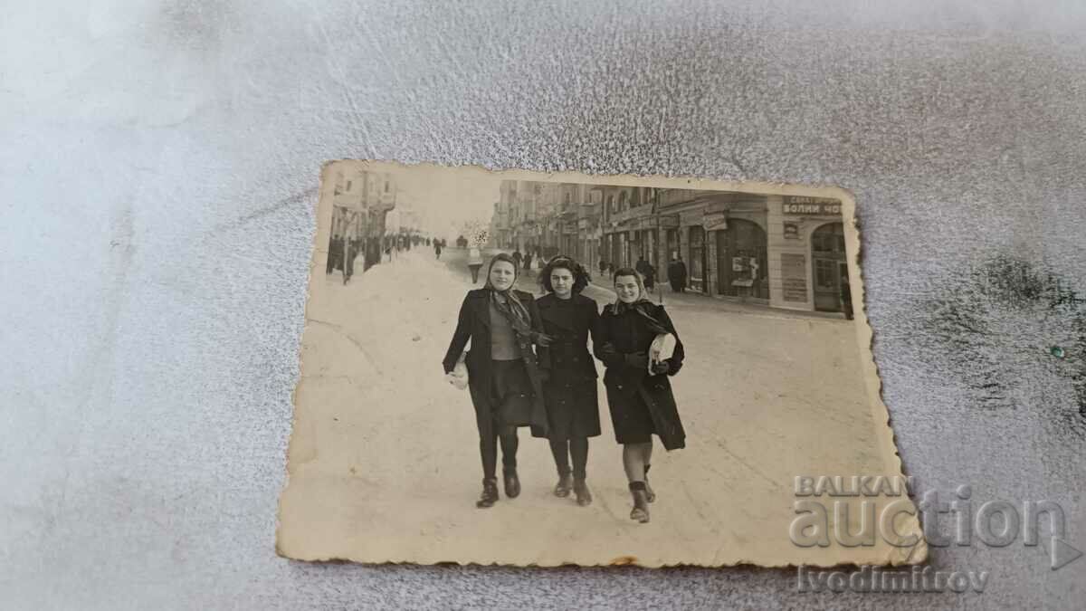 Снимка София Три млади жени на разходка през зимата