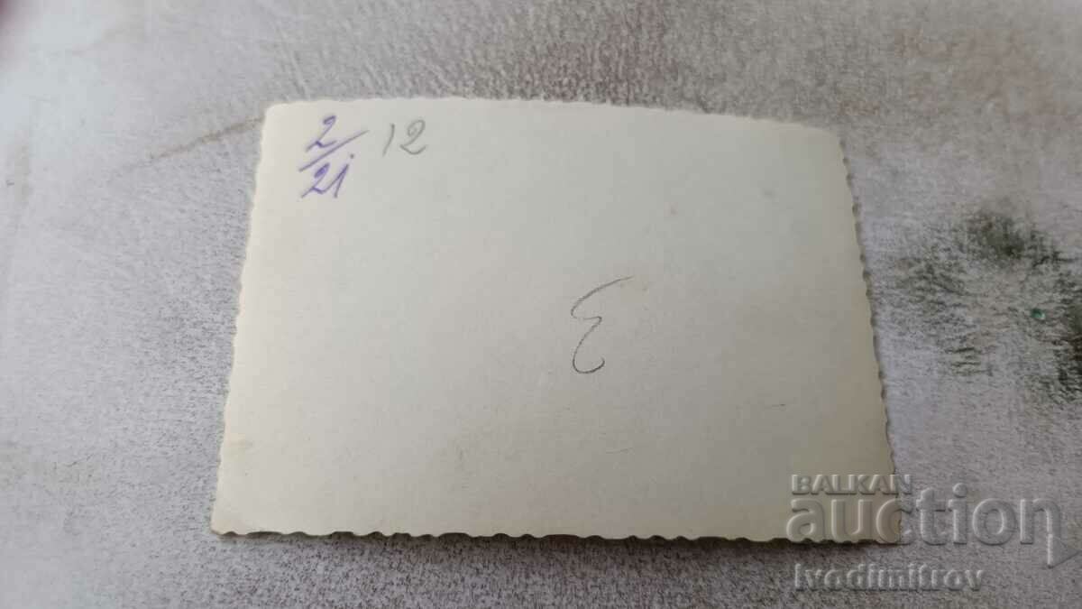 Foto Sofia Bărbați și femei și copii în fața bisericii Sf. Sofia cu preț 2.35 BGN | € 1.20 Foto Sofia Bărbați și femei și copii în fața bisericii Sf. Sofia cu preț 2.35 BGN | € 1.20