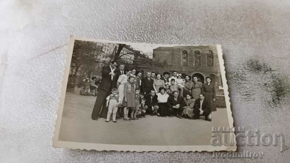 Снимка София Мъже и жени и деца пред царквата Св. София