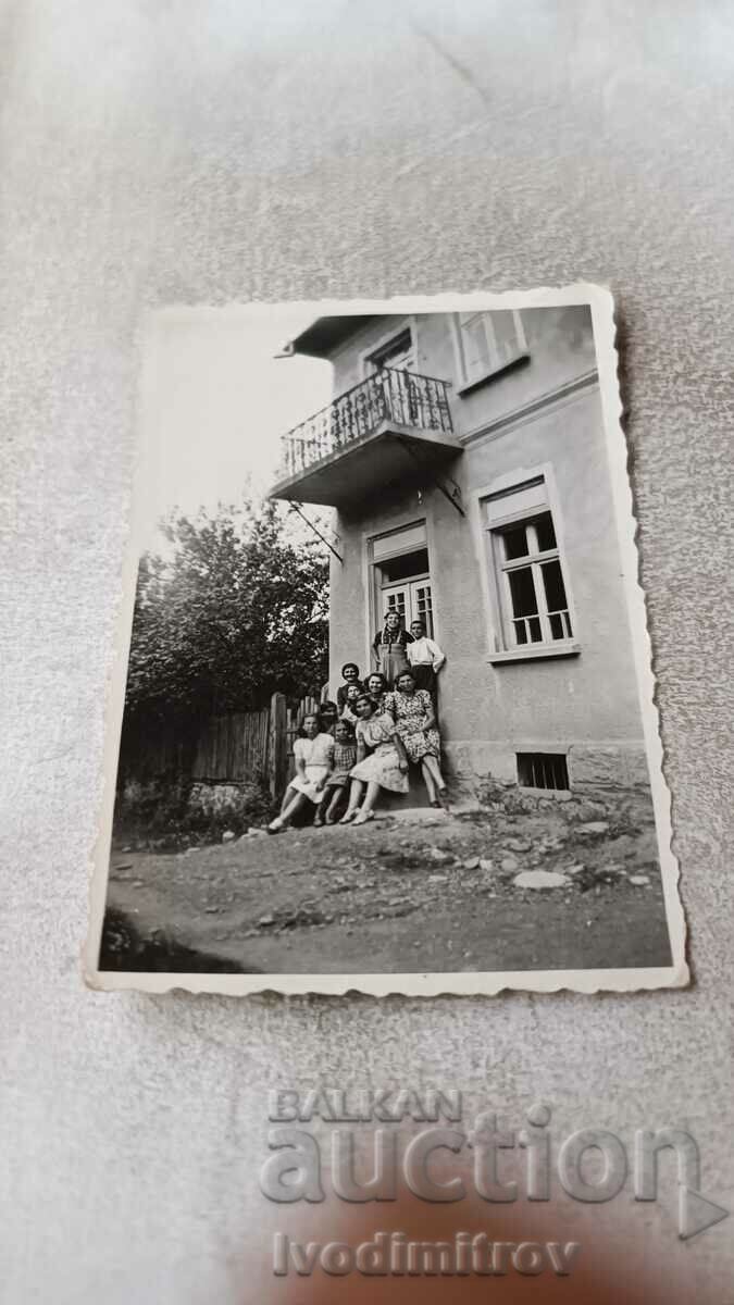 Fotografie Sofia Un băiat și femei tinere în fața casei lor
