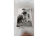 Φωτογραφία Σοφία Ένα αγόρι και νεαρές γυναίκες μπροστά από το σπίτι τους