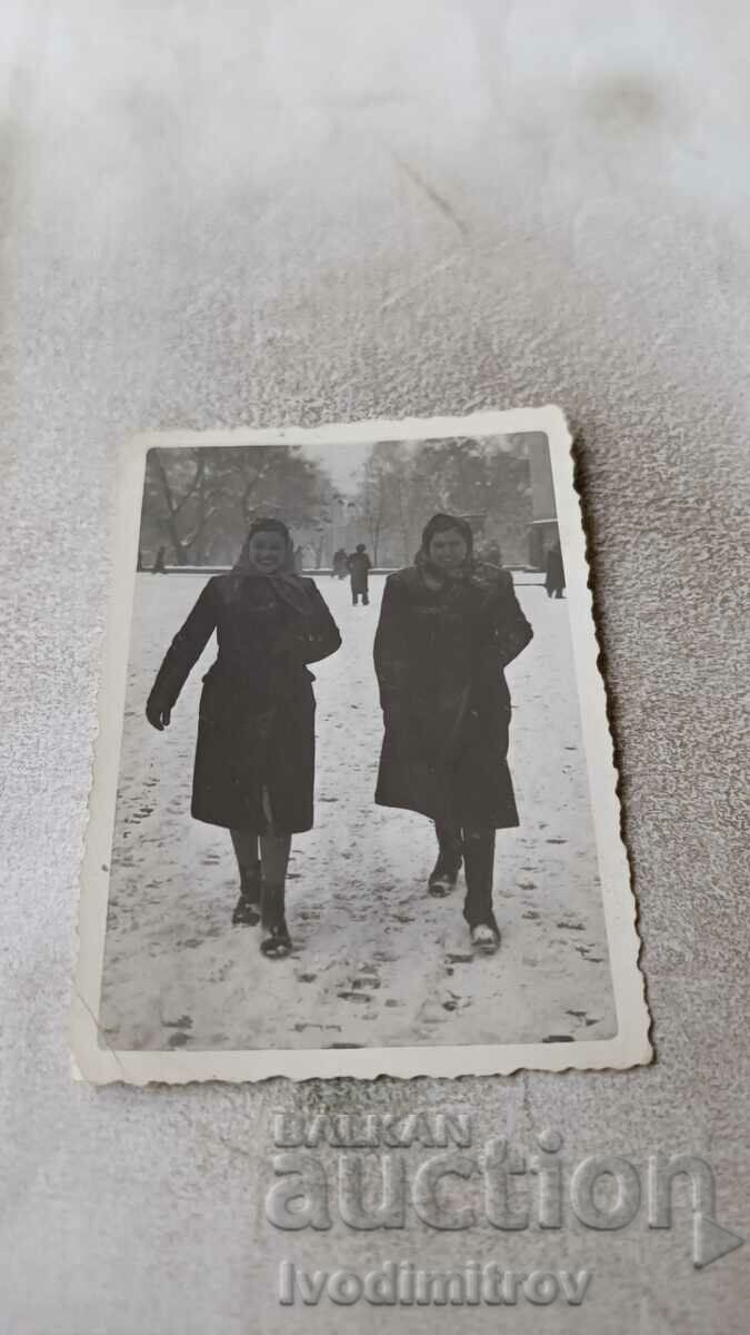 Снимка София Две млади жени на разходка през зимата 1940