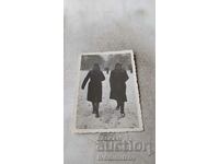 Снимка София Две млади жени на разходка през зимата 1940