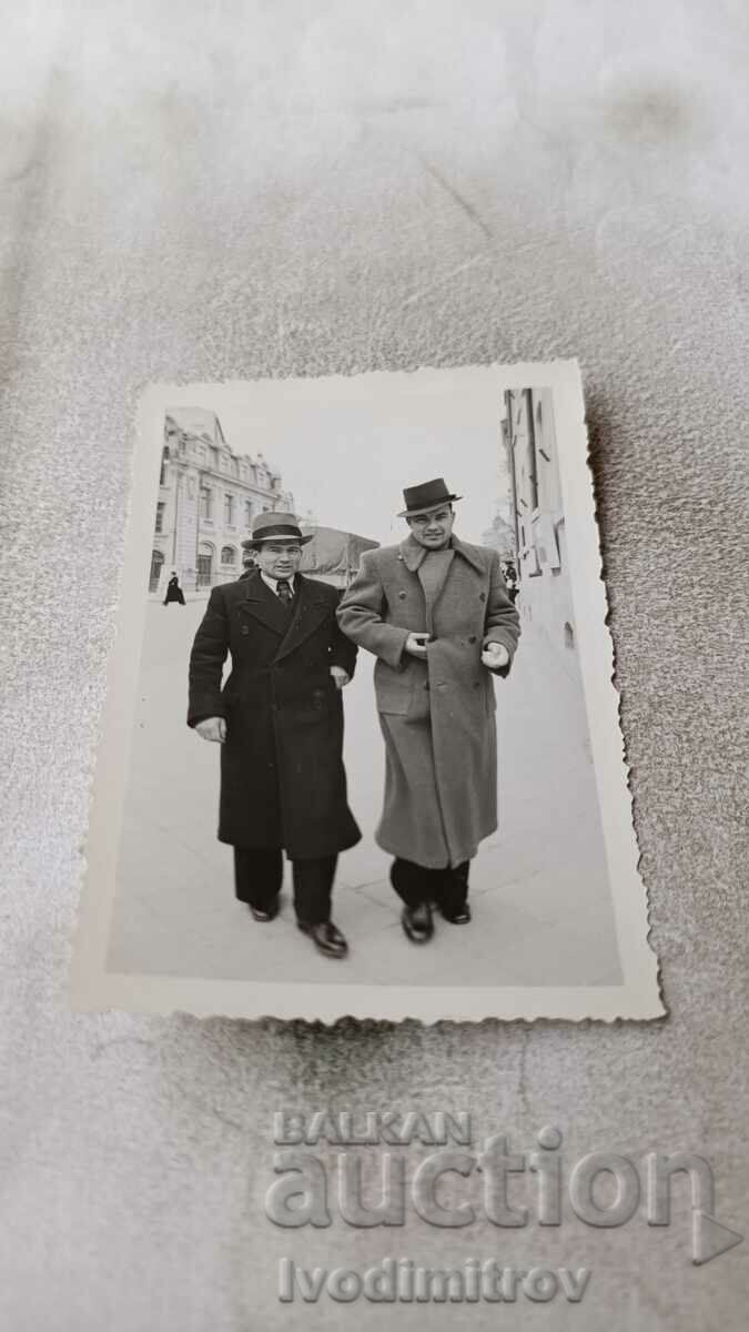 Снимка София Двама мъже на разходка