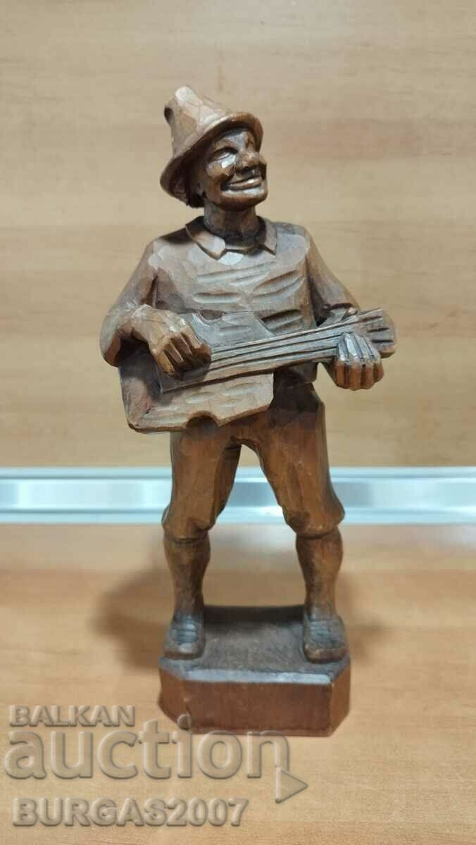 Figura veche din lemn, muzician cu chitara, 30 cm.