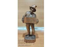 Figura veche din lemn, muzician cu acordeon, 29 cm.