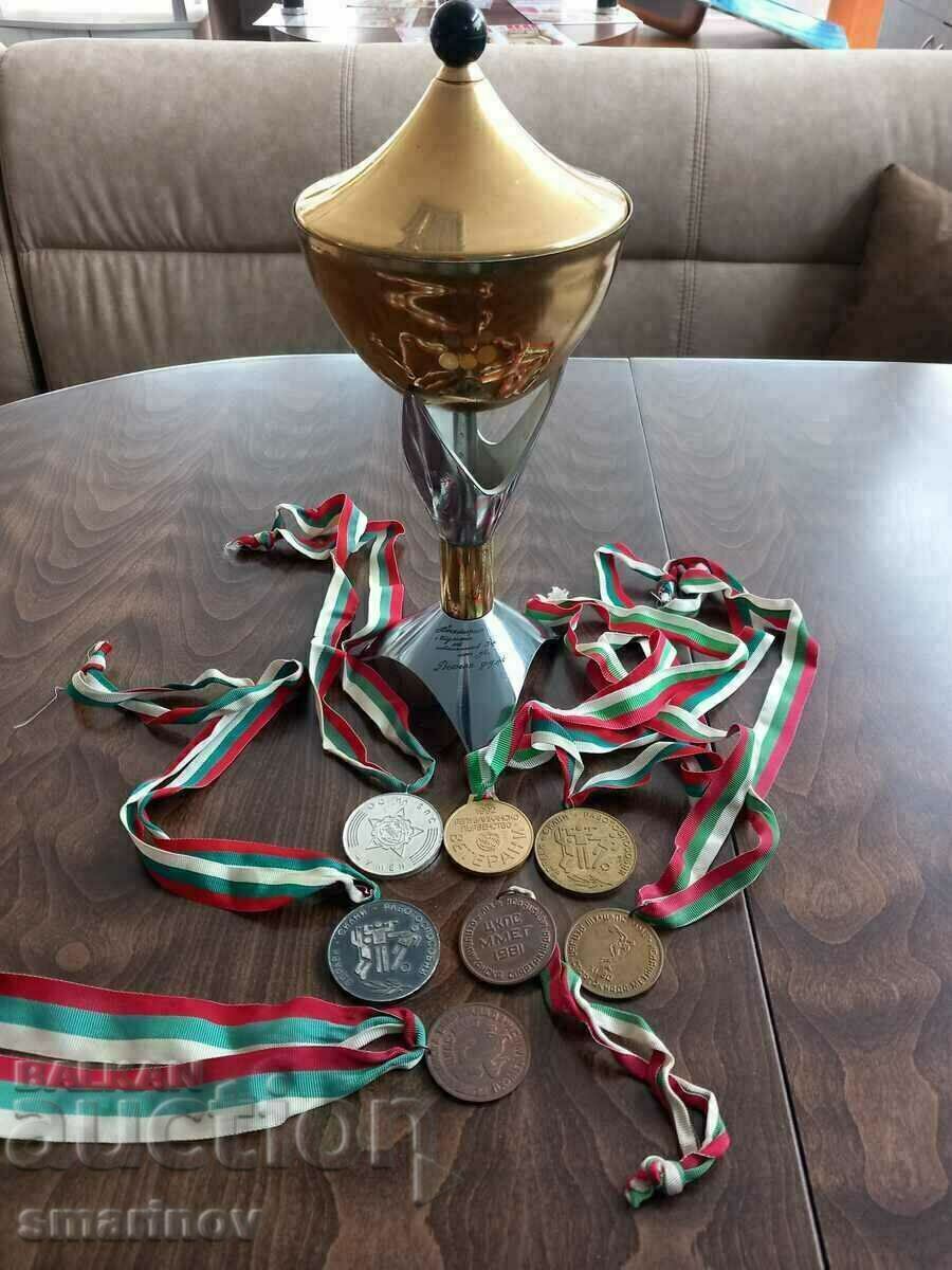 Veche cupă și medalii