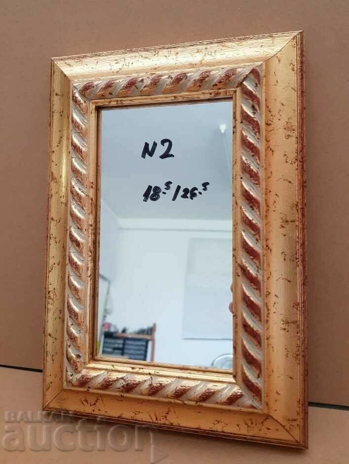 Oglinda cu rama din lemn cu dimensiunile 18,5x26,5 cm