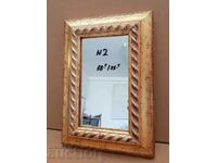 Καθρέφτης με ξύλινο σκελετό με διαστάσεις 18,5x26,5 cm