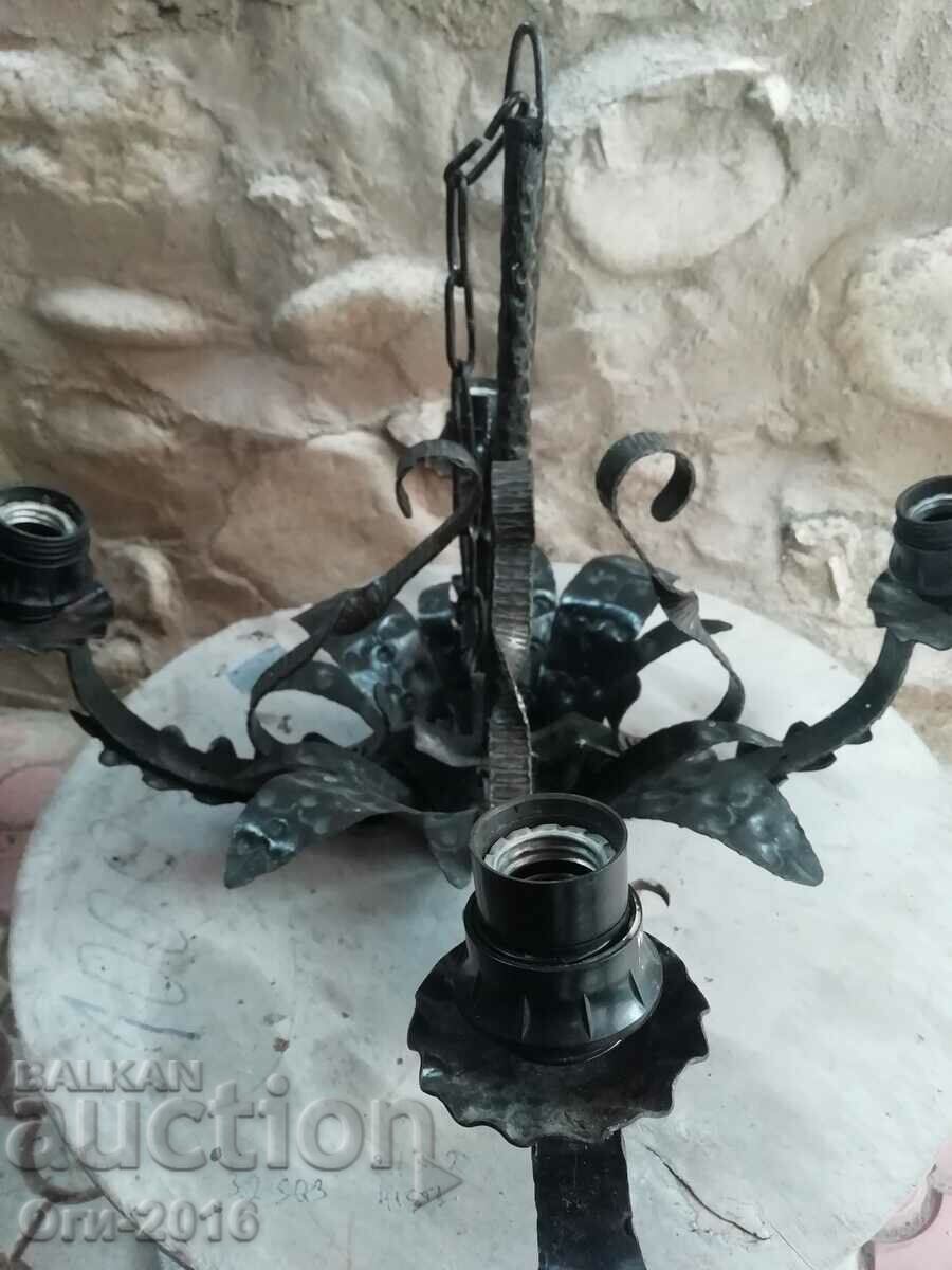 Παλαιός πολυέλαιος από σφυρήλατο σίδερο με τιμή 100.00 BGN | € 51.13 Παλαιός πολυέλαιος από σφυρήλατο σίδερο με τιμή 100.00 BGN | € 51.13