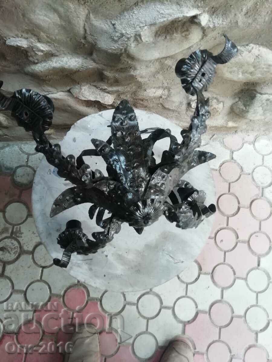 Παράδοση Παλαιός πολυέλαιος από σφυρήλατο σίδερο Παράδοση Παλαιός πολυέλαιος από σφυρήλατο σίδερο