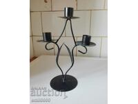 Trio de sfeșnice metalice.