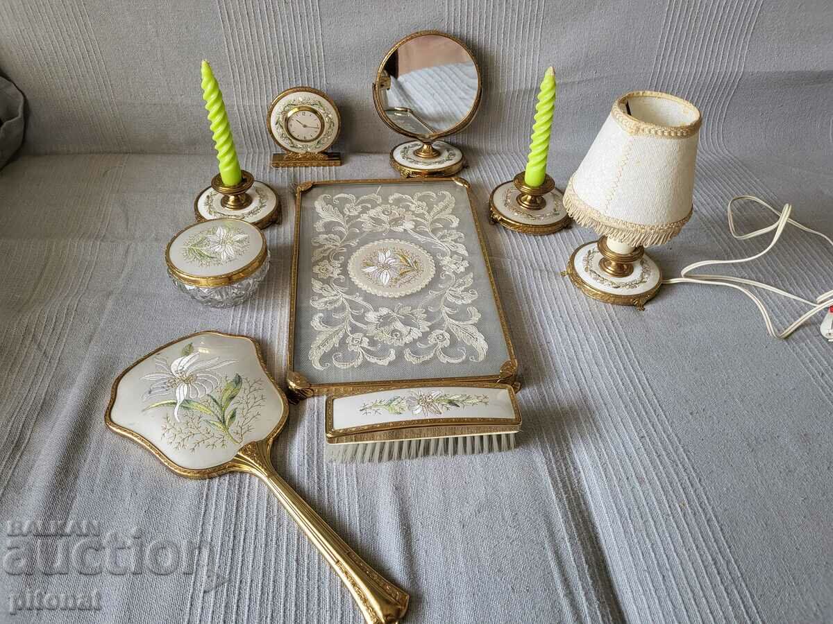 Vintage σετ μπουντουάρ Αγγλία με τιμή 250.00 BGN | € 127.82 Vintage σετ μπουντουάρ Αγγλία με τιμή 250.00 BGN | € 127.82