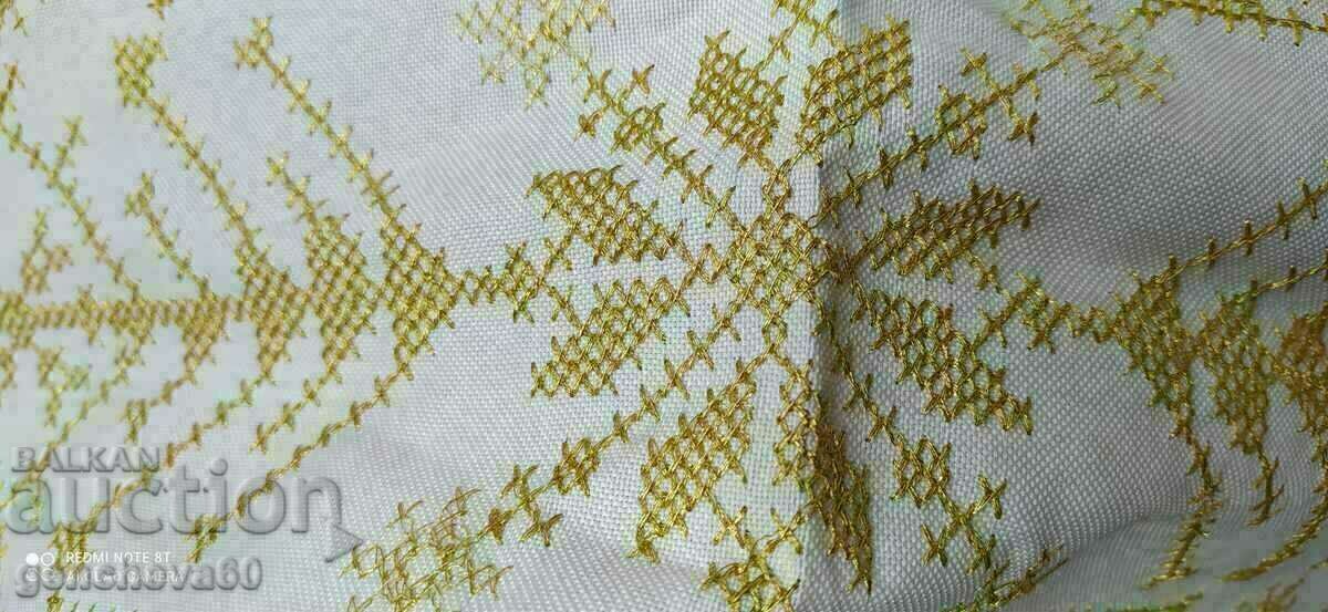 Auction Beautiful embroidered tablecloth, plaid with gold wire Auction Beautiful embroidered tablecloth, plaid with gold wire