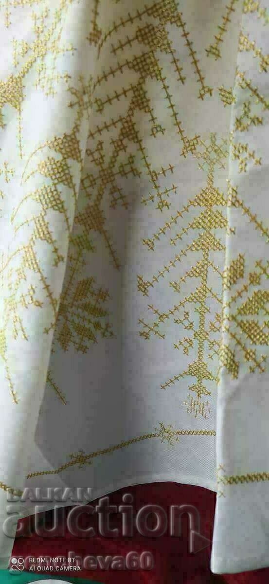 Delivery of Beautiful embroidered tablecloth, plaid with gold wire Delivery of Beautiful embroidered tablecloth, plaid with gold wire