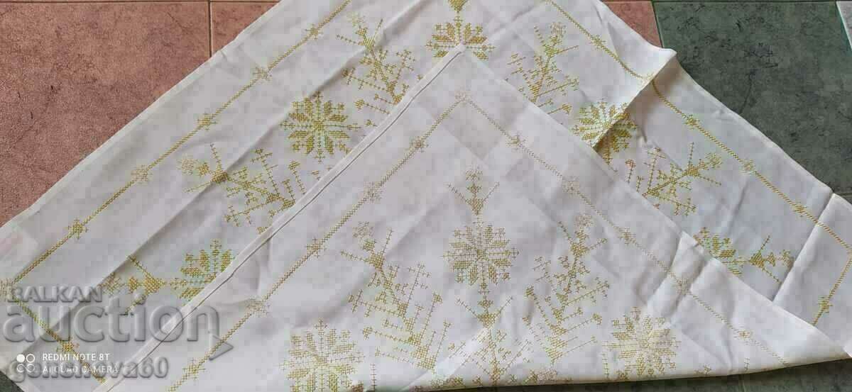 Beautiful embroidered tablecloth, plaid with gold wire - 5 Beautiful embroidered tablecloth, plaid with gold wire - 5