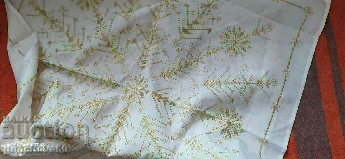 Beautiful embroidered tablecloth, plaid with gold wire - 6 Beautiful embroidered tablecloth, plaid with gold wire - 6