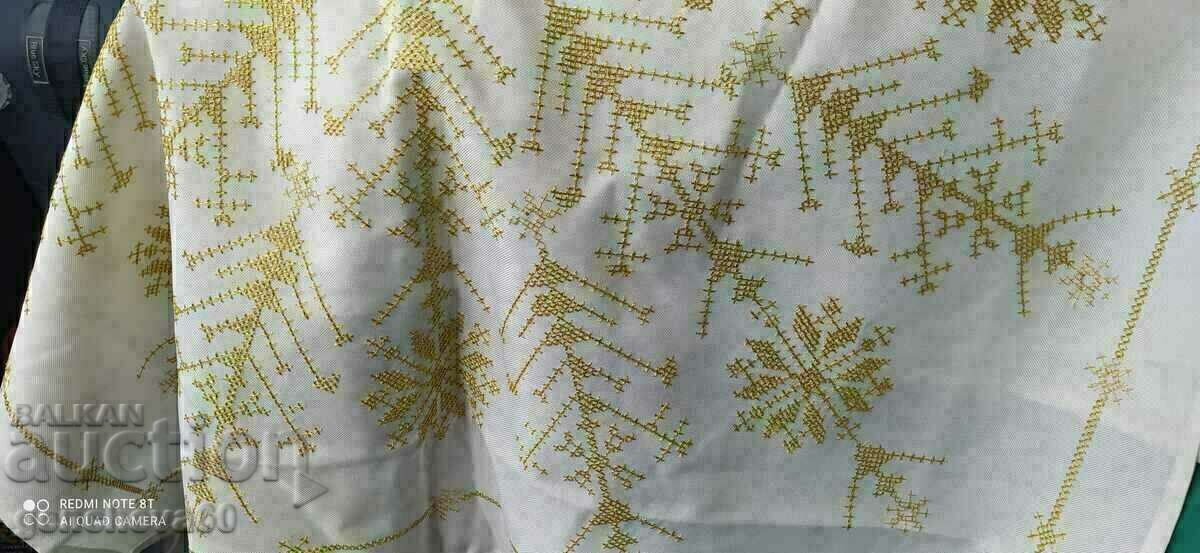 Beautiful embroidered tablecloth, plaid with gold wire Beautiful embroidered tablecloth, plaid with gold wire