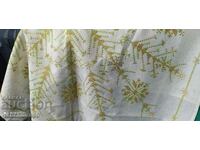 Frumoasa fata de masa brodata, carouri cu sarma aurie