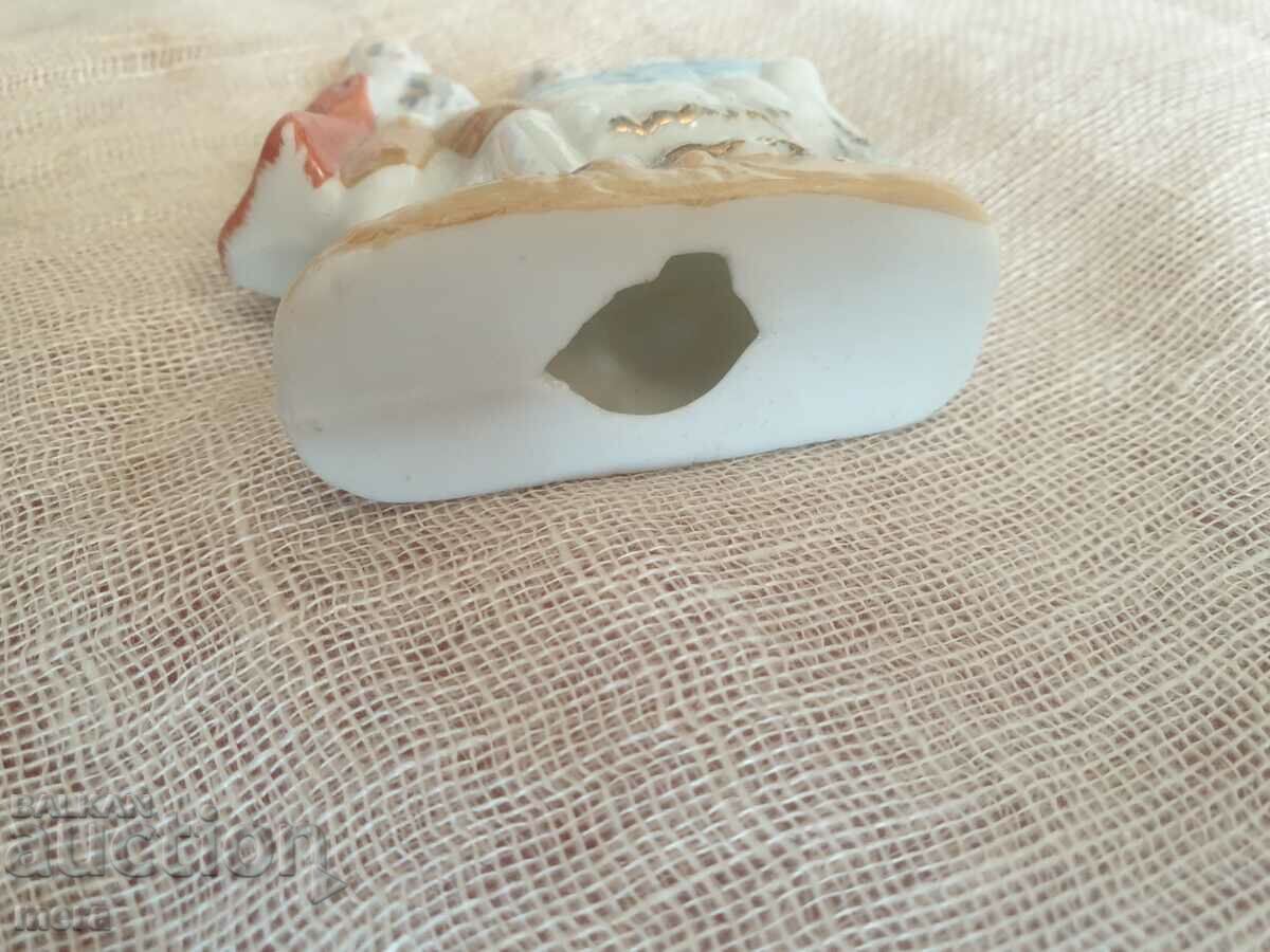 Delivery of Porcelain figurine Delivery of Porcelain figurine