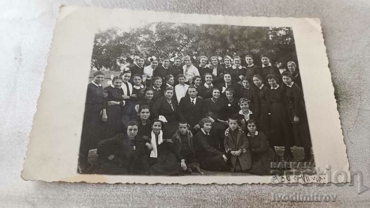 Снимка Плевенъ Уменички от VII -а клас в парка 1936