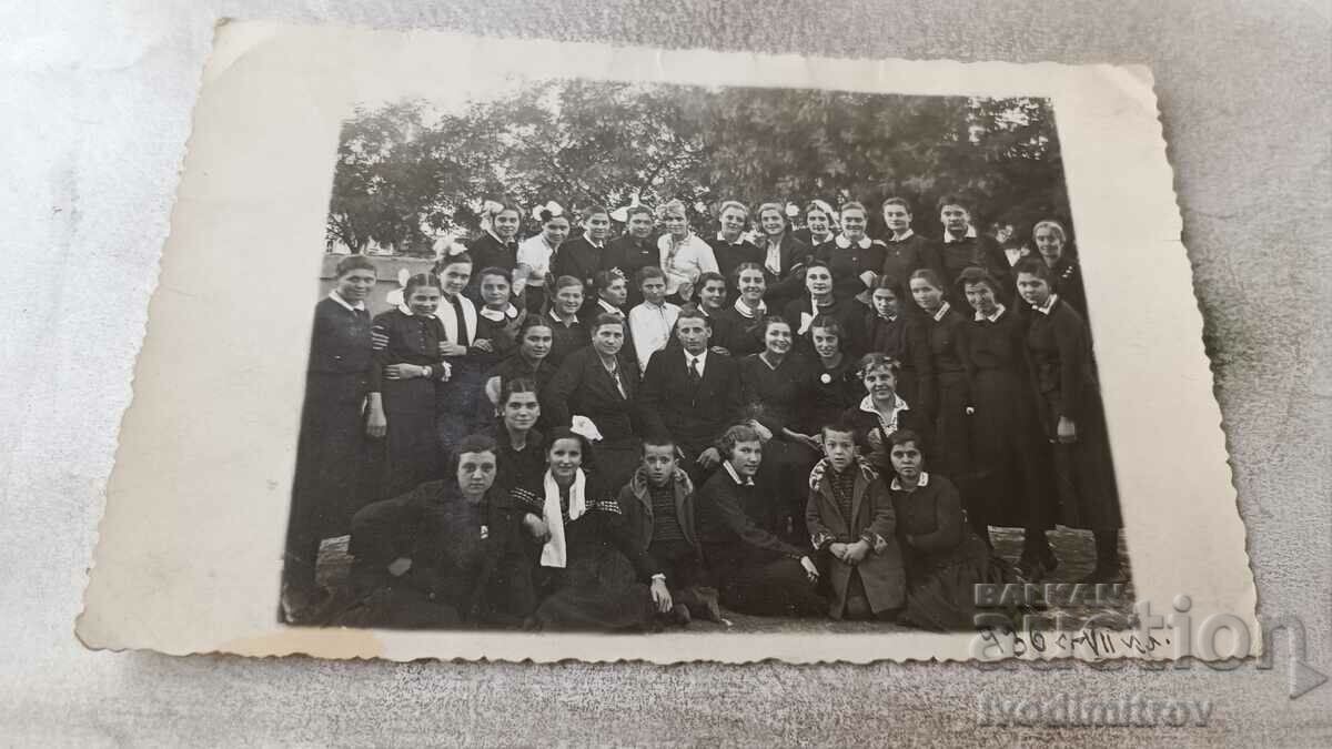 Photo Pleven VII grade students in the park 1936