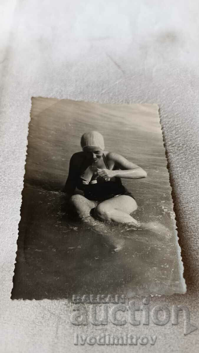 Φωτογραφία Γυναίκα στο Μπουργκάς στην παραλία 1962