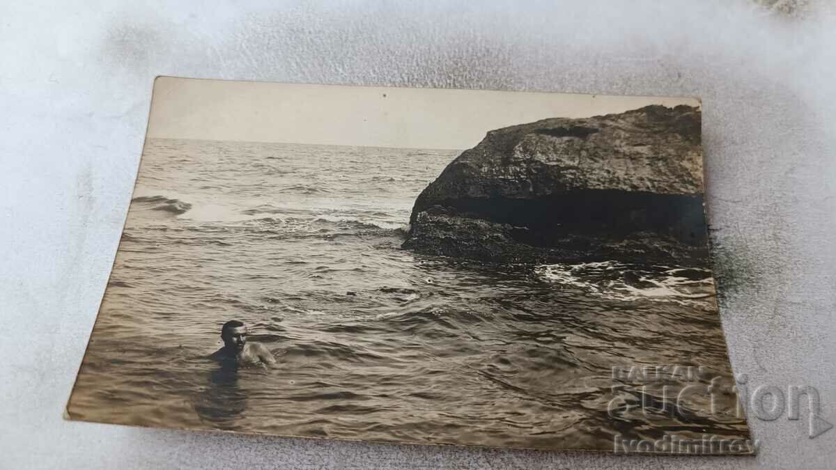 Снимка Мъж на брега на морето