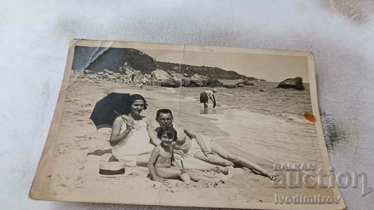 Снимка Мъж жена и малко момиченце на плажа