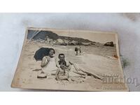 Φωτογραφία Άνδρας γυναίκα και κοριτσάκι στην παραλία