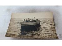 Снимка Мъж жена и три деца с лодка в морето