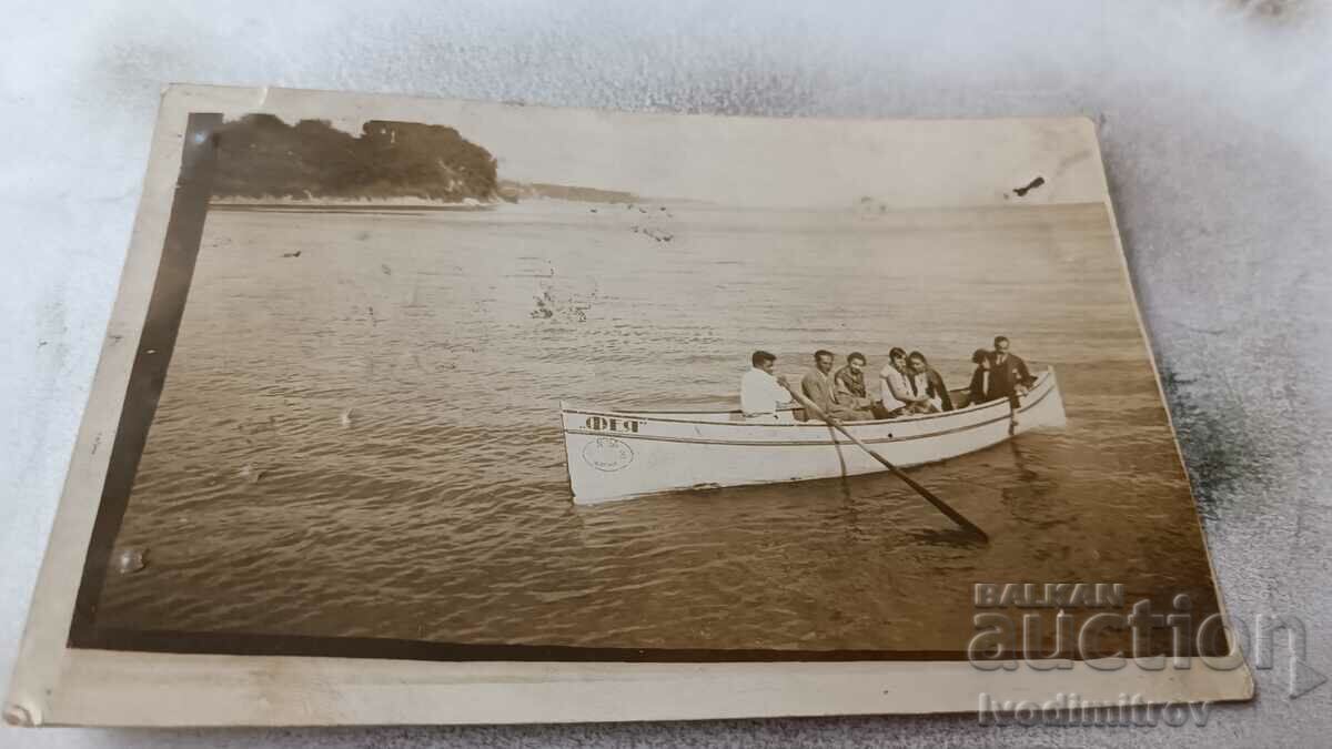 Снимка Варна Мъже и жени с лодка за разходки ФЕЯ в морето
