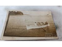 Снимка Варна Мъже и жени с лодка за разходки ФЕЯ в морето