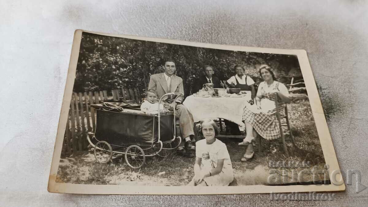Φωτογραφία Bankya Άνδρες γυναίκες κορίτσι και μωρό σε τραπέζι 1938