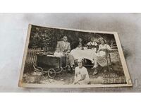 Fotografie Bankya Bărbați femei fată și copil la o masă 1938