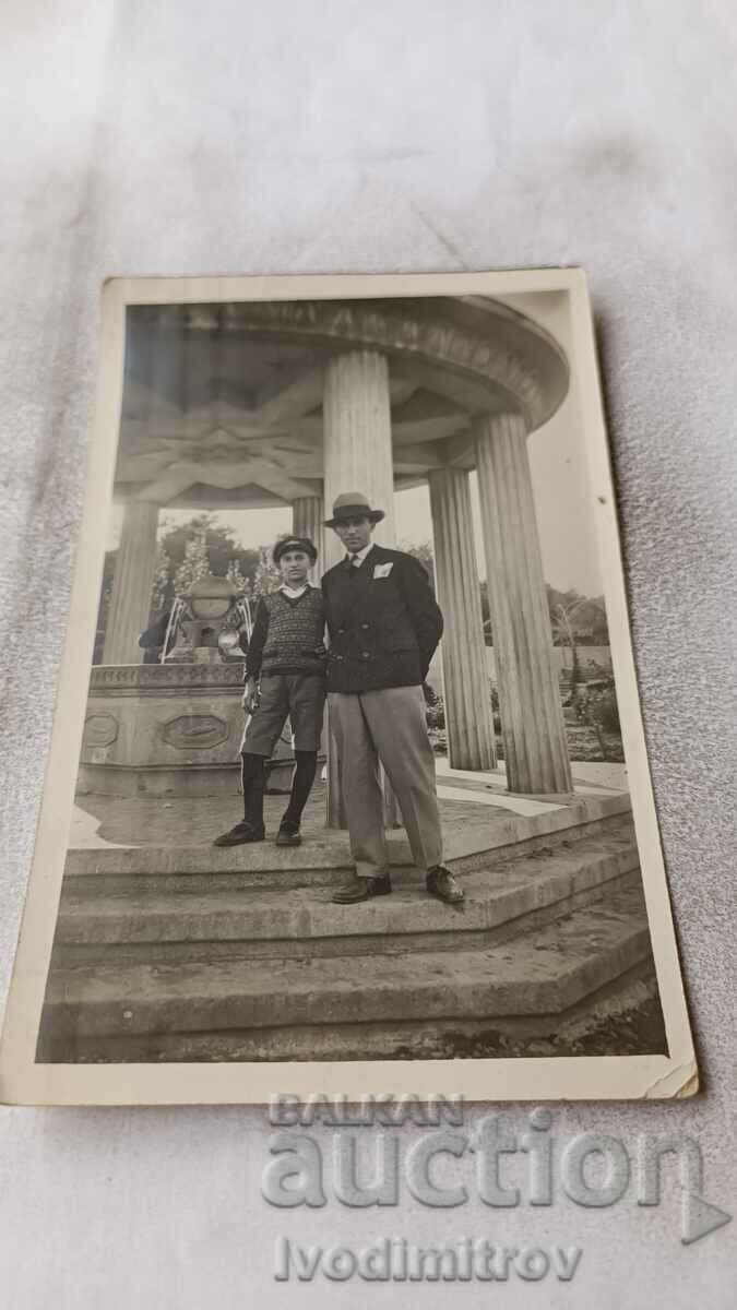 Φωτογραφία Bankya Άνδρας και αγόρι μπροστά από τη Ροτόντα στο πάρκο 1935