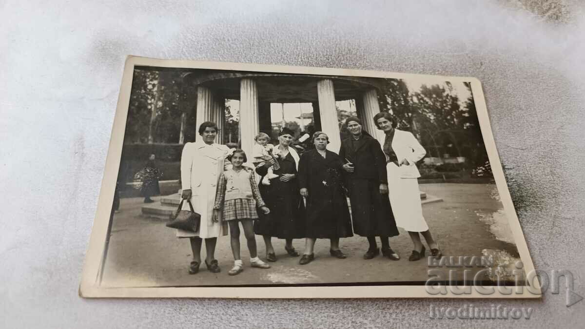 Φωτογραφία Bankya Γυναίκες και δύο κορίτσια μπροστά από τη Ροτόντα στο πάρκο 1938