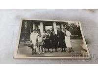 Fotografie Bankya Femei și două fete în fața Rotondei în parc 1938