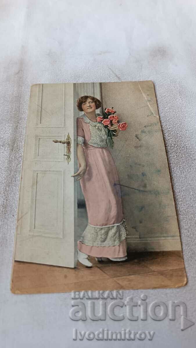 Carte poștală Tânără femeie într-o rochie roz cu trandafiri