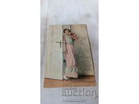 Καρτ ποστάλ Νεαρή γυναίκα σε ένα ροζ φόρεμα με τριαντάφυλλα