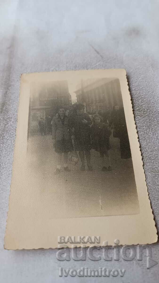 Снимка София Жена и две момичета на площад Света Неделя