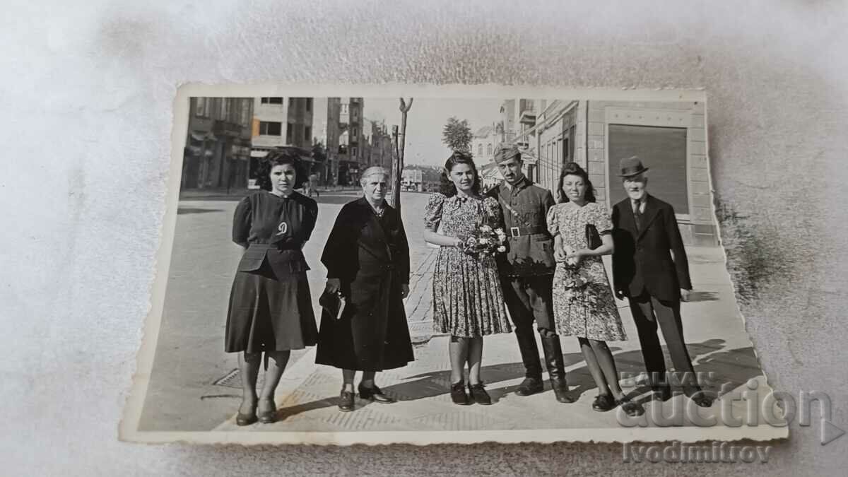 Снимка София Офицер мъж и четири жени на улицата