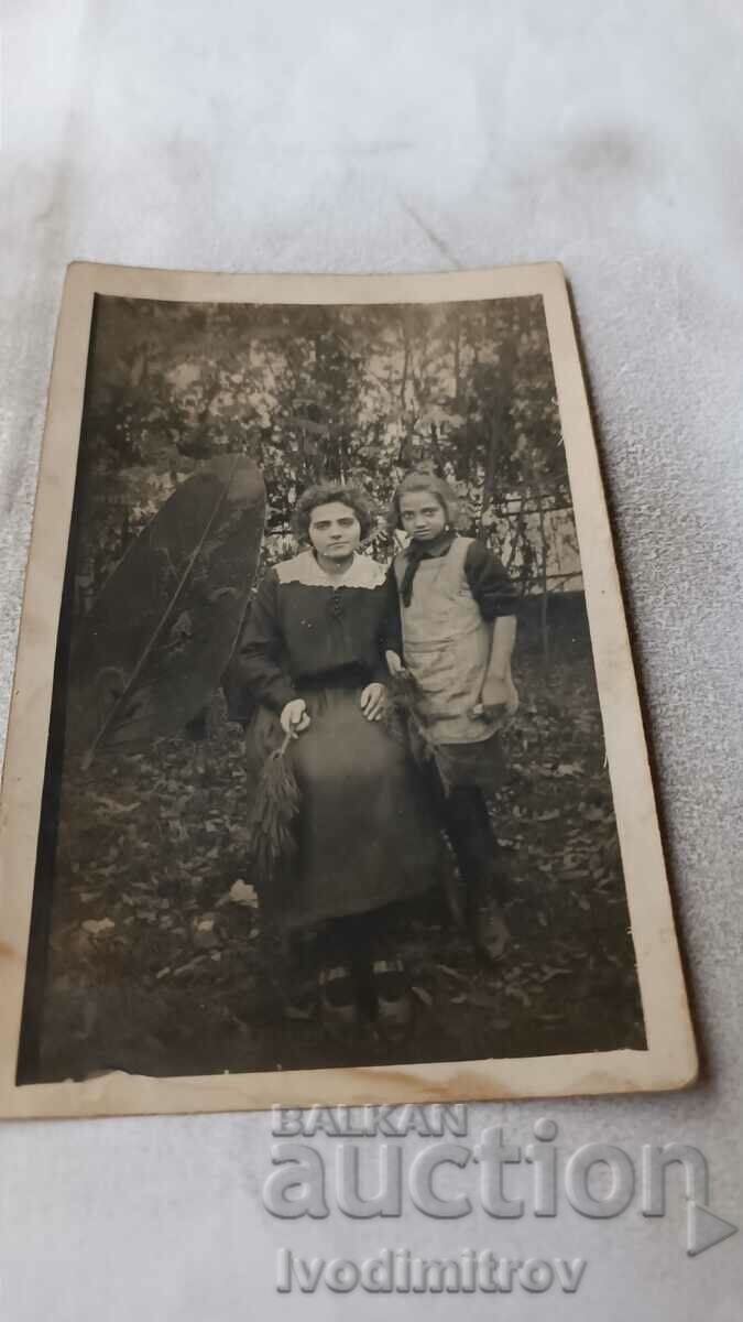 Снимка София Две момичета в двора 1925