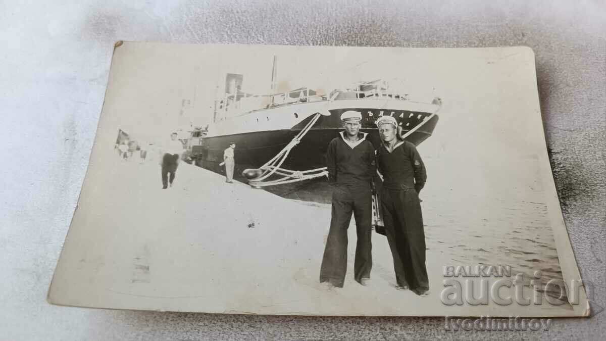 Foto Doi marinari în portul din fața vasului cu aburi Bulgaria